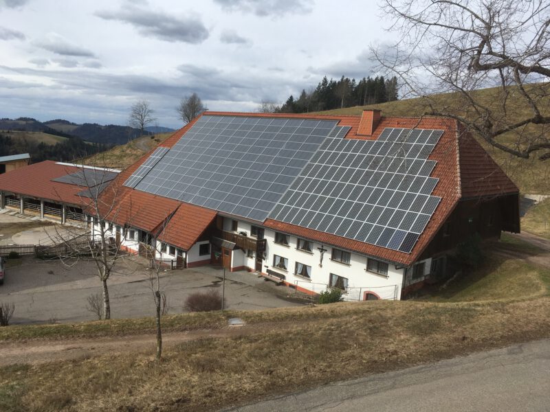 Hofgebäude mit Solarluftkollektoren für die Heutrocknung