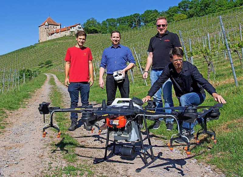 Sie waren an der Entwicklung der Sprühdrohne DJI Agras T16 beteiligt (von links): Martin Joos und Dr. Manuel Becker (LVWO Weinsberg), Mischa Kohnen (Droneparts) und Johannes Bertsch (Dronexperts).