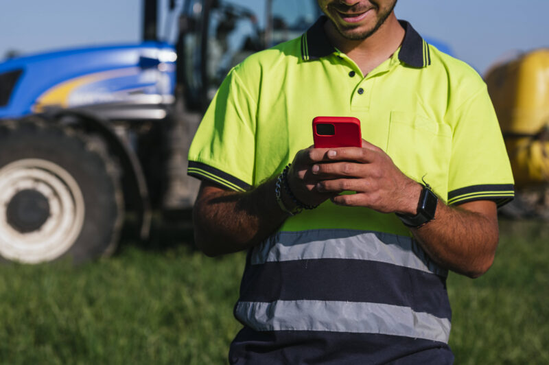 Landwirt am Smartphone