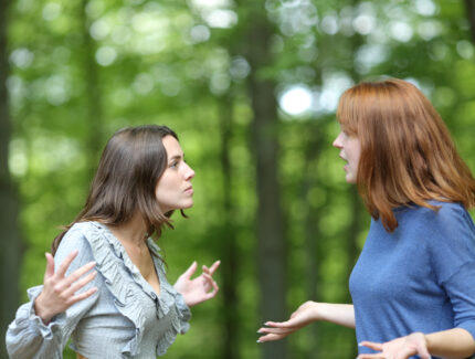 Zwei Frauen streiten
